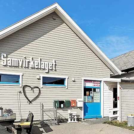 6 Person In Kviby-by Traum