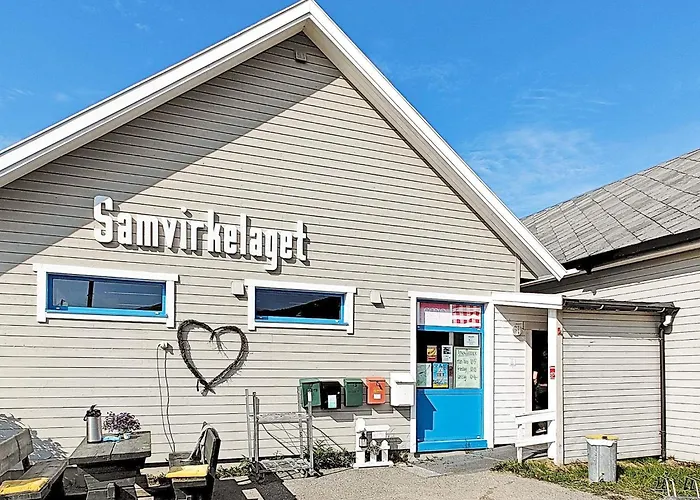 6 Person In Kviby-by Traum
